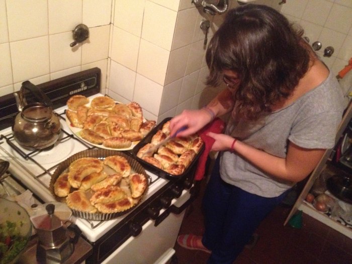 Eva dans la cuisine en train de cuire des empanadas