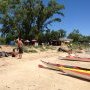 Plein de kayaks sur la plage