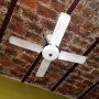 Un ventilateur de plafond