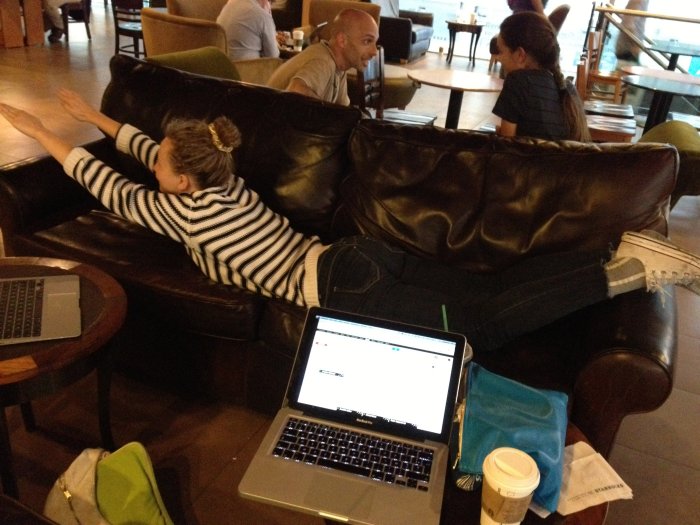 Domitille tente le couch-surfing au Starbucks café