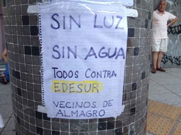 Pancarte exprimant le mécontentement du voisinage auprès de la compagnie d'électricité Edesur