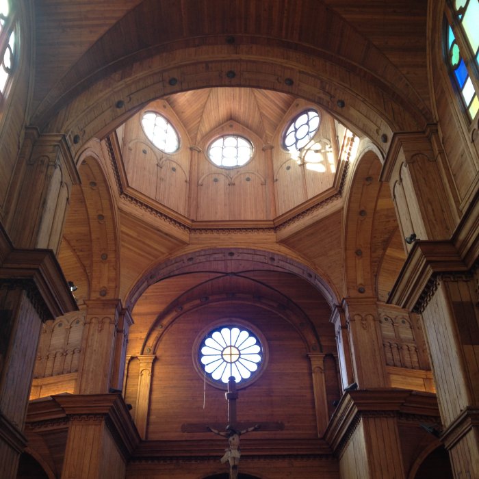 Intérieur tout en bois de l'église San Francisco de la ville de Castro